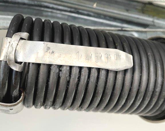 Etiketti autotallin oven jousessa